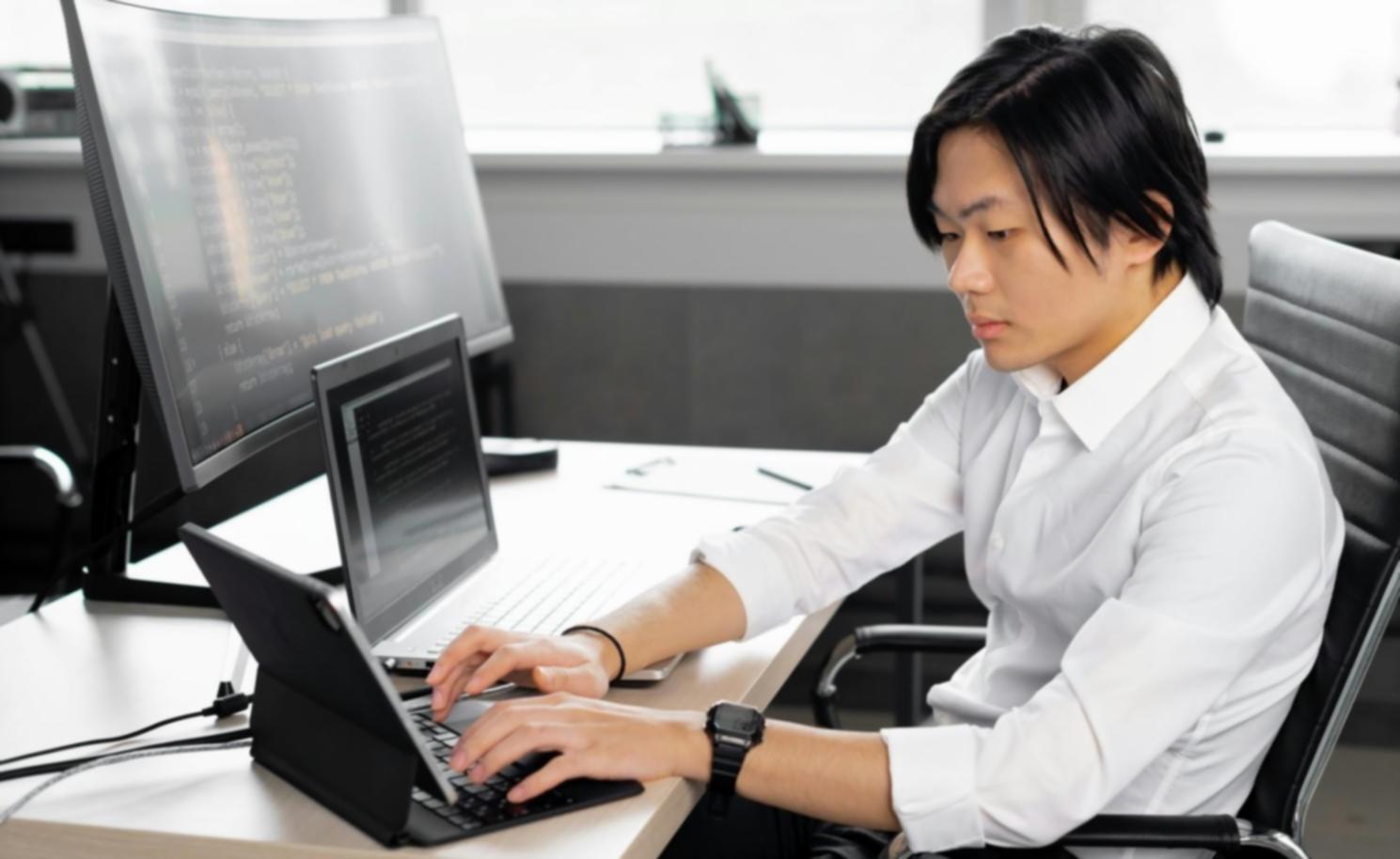 Étudiant travaillant sur la conception d'interface de jeu mobile