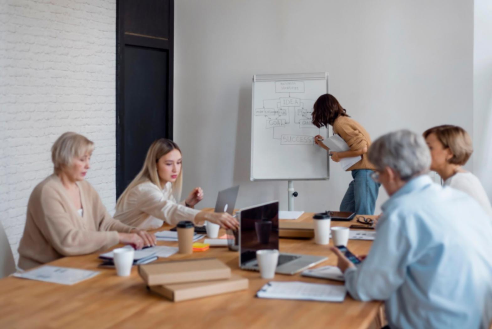 Session de travail en équipe sur un projet mobile